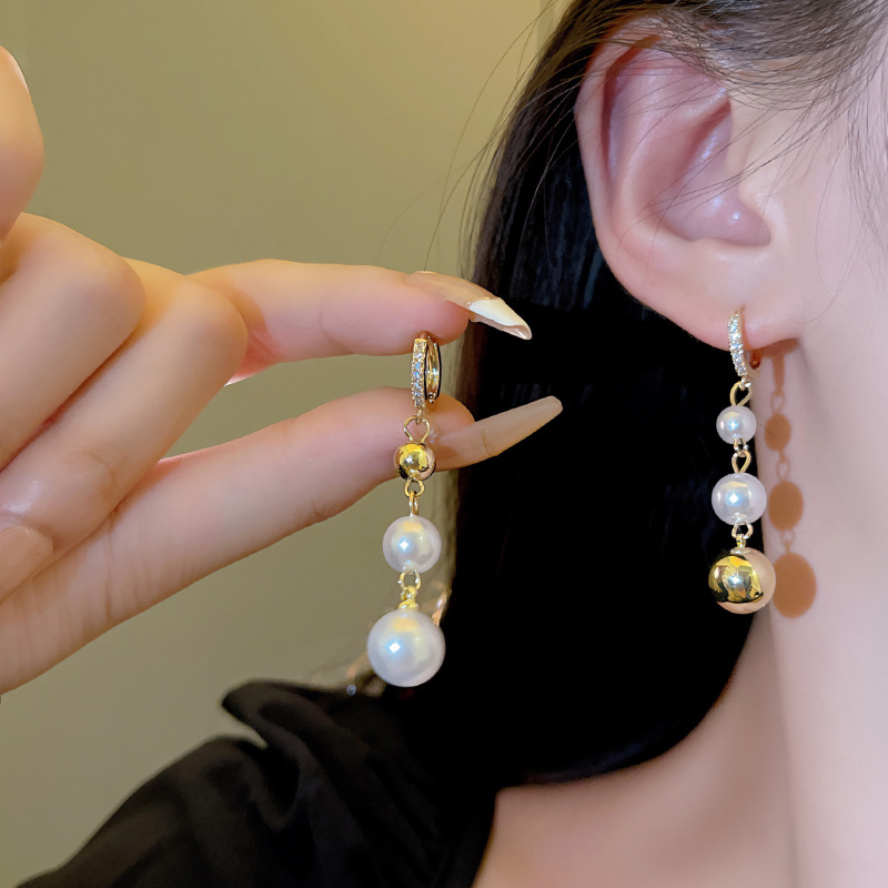 Pearl stud earrings for women, elegant Korean style, 2025 new trendy, simple and high-end retro earrings and pendants details Picture