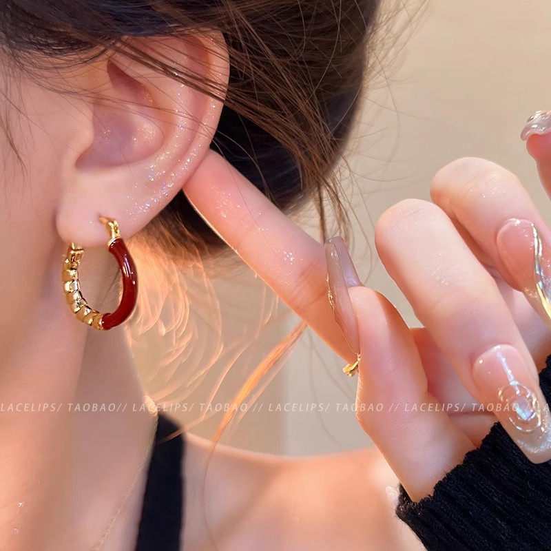Gold, silver and red patchwork ear studs, a niche design for women, retro Hong Kong-style wine red earrings, fashionable and versatile earrings Specification drawing