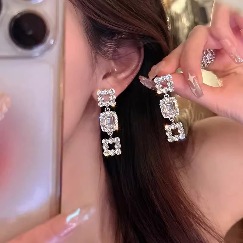 The new long earrings of a chaebol heiress with a light luxury heavy industry style are fashionable, trendy, retro and elegant, full of diamond tassels for women details Picture