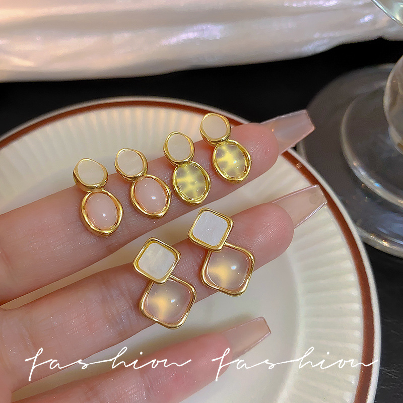 The delicate square stud earrings in the style of "Little Chanel" are simple and cold in style for women. They are light luxury, niche, versatile and high-end earrings full figure