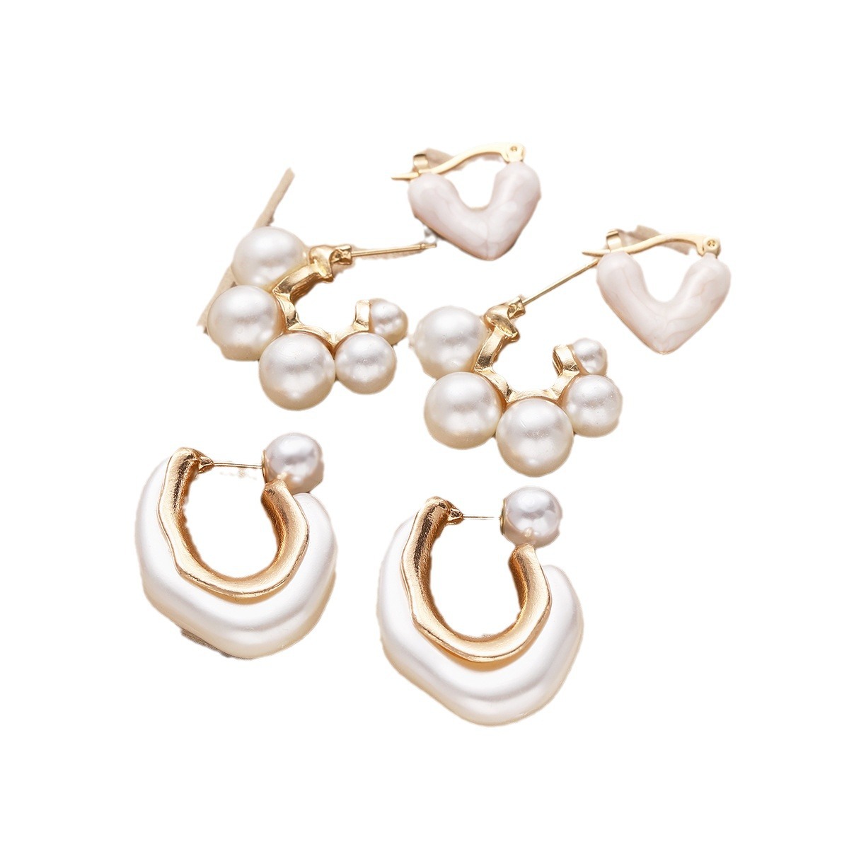 A set of popular cross-border golden oil-dripping heart-shaped imitation pearl earrings in Europe and America, featuring a fashionable design and elegant style Item Picture