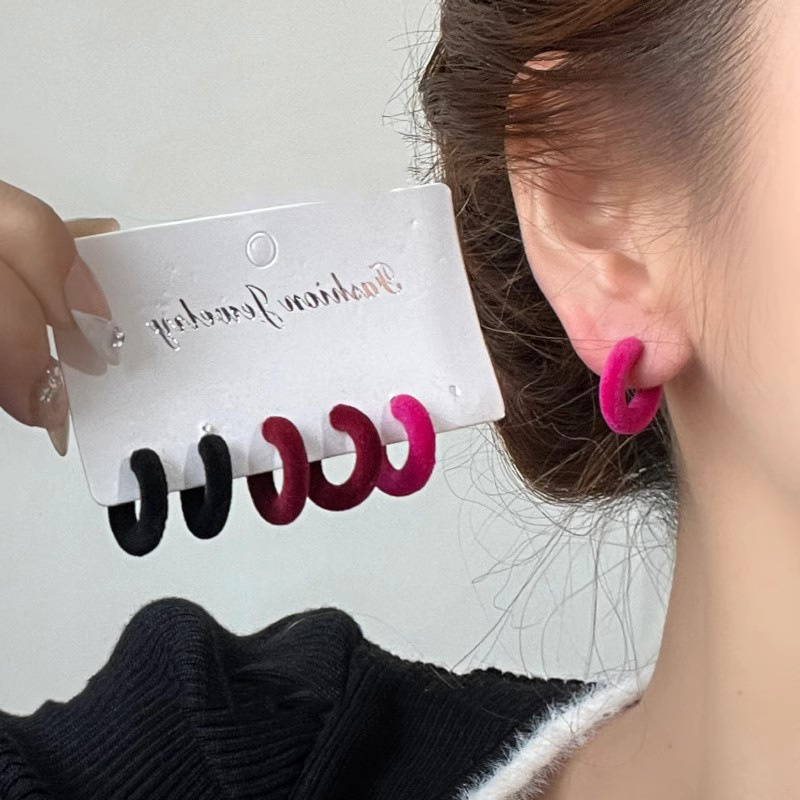The new autumn and winter flocked stud earrings with a unique geometric circle C-shaped design for women are fashionable, simple and distinctive earrings full figure