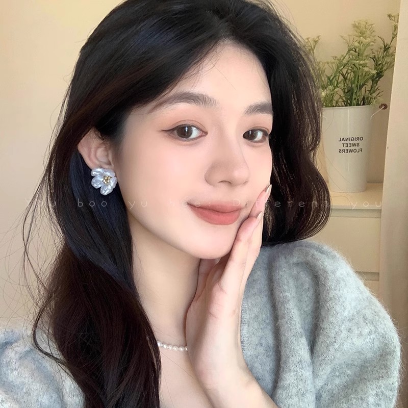 French retro Baroque pearl stud earrings for women, sweet and light luxury flower earrings, new trendy earrings in 2025 Specification drawing