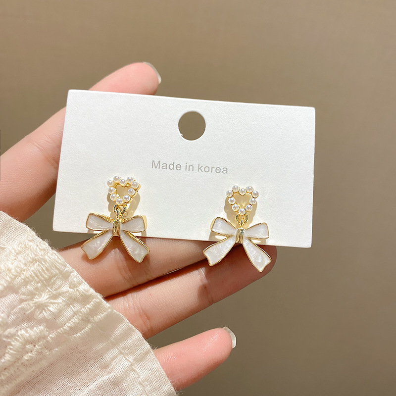 Xiaoxiang-style pearl heart-shaped earrings, with a unique design sense and bow stud earrings, are simple and stylish earrings for women in summer full figure