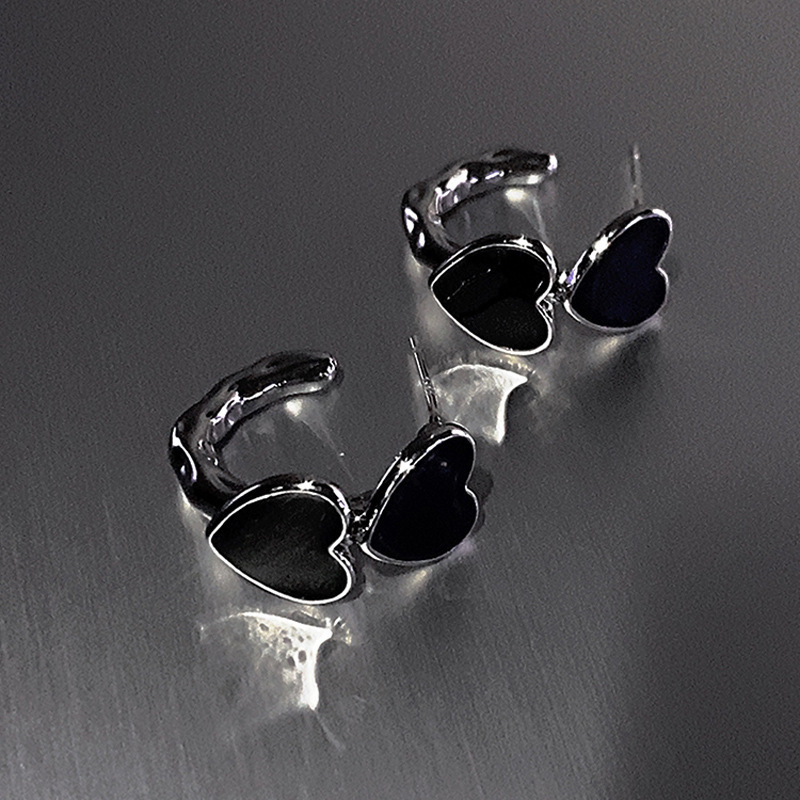 Korean black heart-shaped, dark, sweet and cool style, Instagram niche design sense, fashionable and cold style, peach-heart trendy ear studs Application Scenario