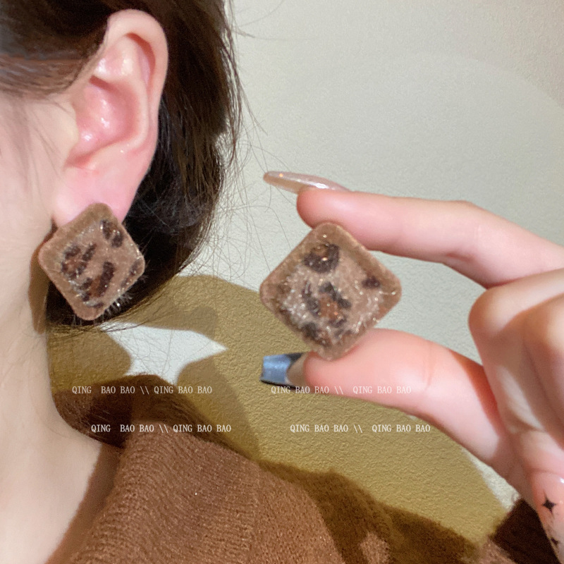 French retro square leopard print fashionable stud earrings for women, light luxury and versatile earrings, niche design, high-end sense earrings full figure