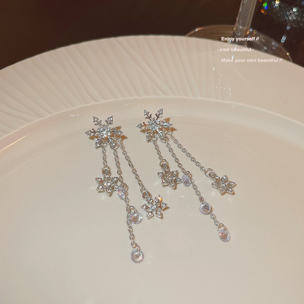 The new super sparkling snowflake diamond earrings are fashionable, exquisite and elegant. The versatile tassel earrings exude a light luxury and high-end feel. They are perfect for women details Picture