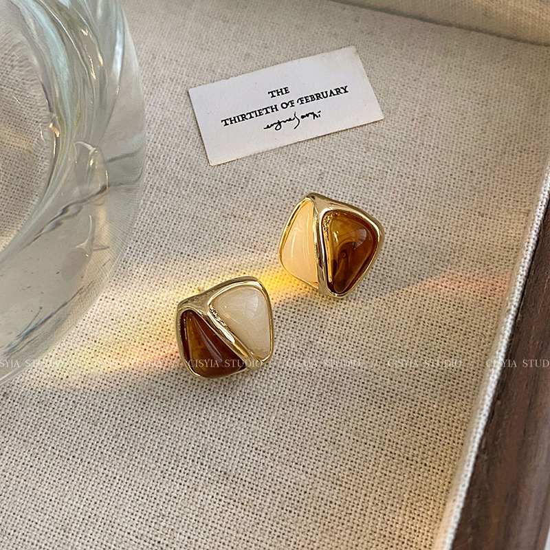 Retro earrings, stud earrings, women's 2023 bestsellers, stylish, light luxury, niche design, elegant and high-end earrings and earrings details Picture