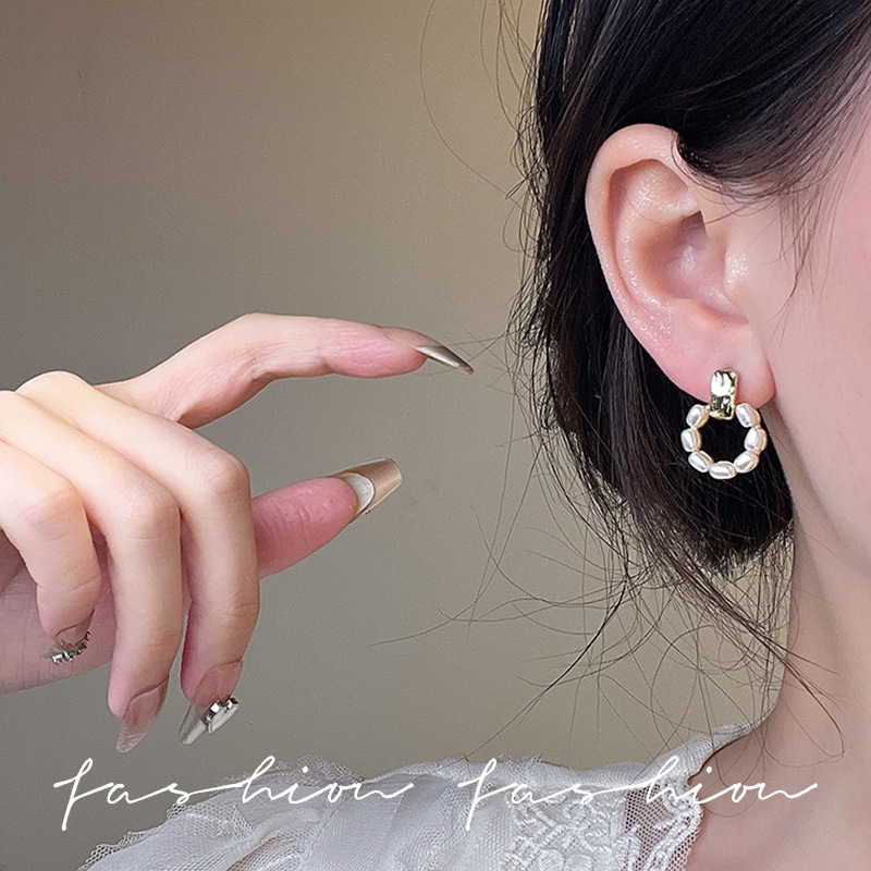 925 Silver needle high-end, niche pearl earrings, retro Hong Kong style, small and exquisite, elegant stud earrings Specification drawing