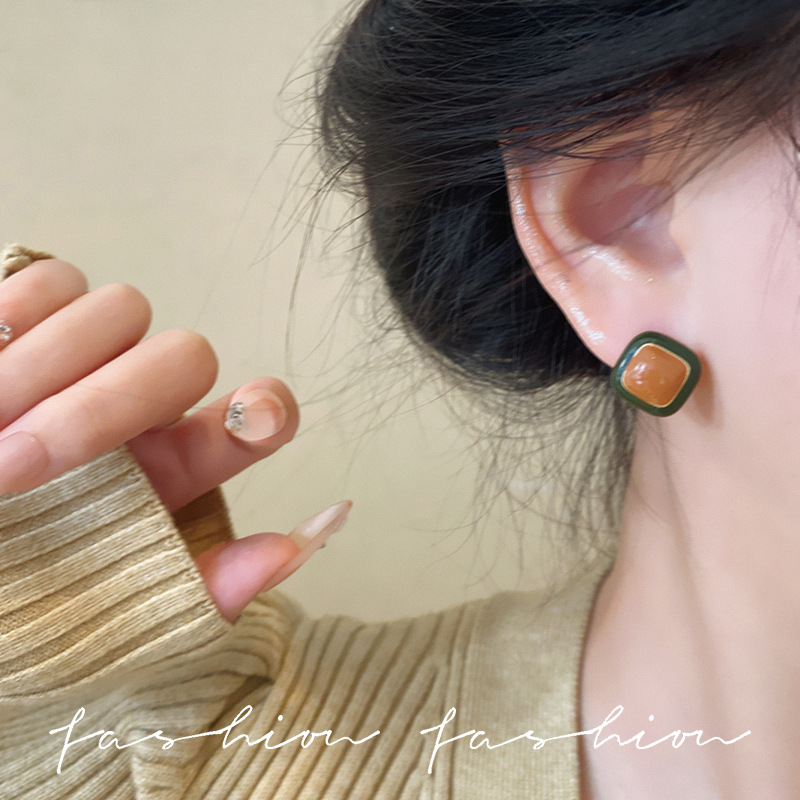 Hong Kong-style retro sugar cube earrings, a niche design for women, high-end stud earrings, a new trendy and stylish ear accessory in 2025 Application Scenario