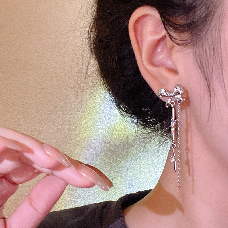 Bow tassel earrings, women's niche design sense, high-end cool style earrings, 2023 new style stud earrings, silver needles Application Scenario