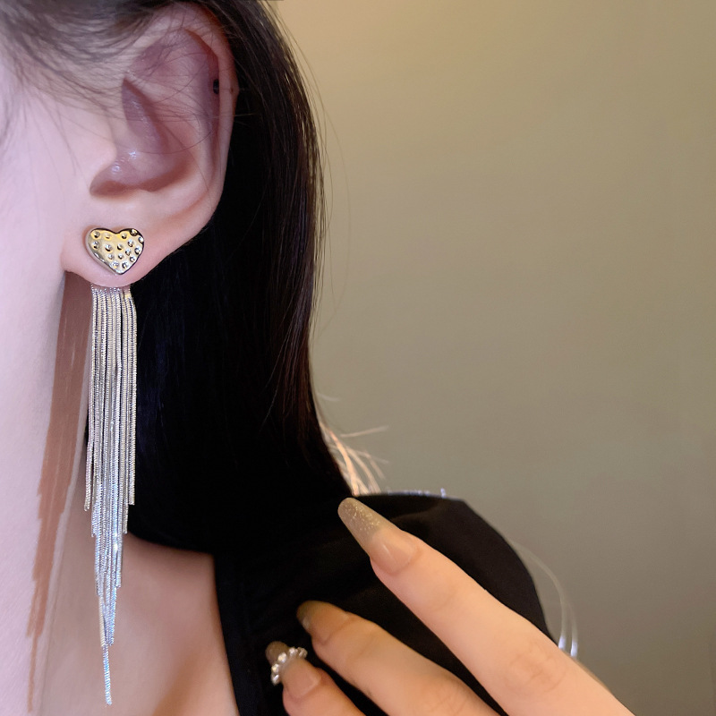 Silver needle cold style heart-shaped long tassel earrings, fashionable, simple and light luxury stud earrings, elegant and high-end earrings wholesale details Picture