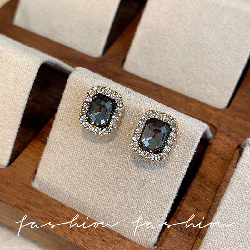 Unique black crystal square stud earrings for women, small and exquisite, a new style of trendy and high-end earrings in 2025 full figure