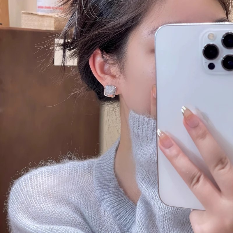 French-style light luxury exquisite square earrings, fashionable and versatile, with a sense of high-end sophistication and a niche temperament. Stud earrings, delicate and sweet earrings for women Specification drawing