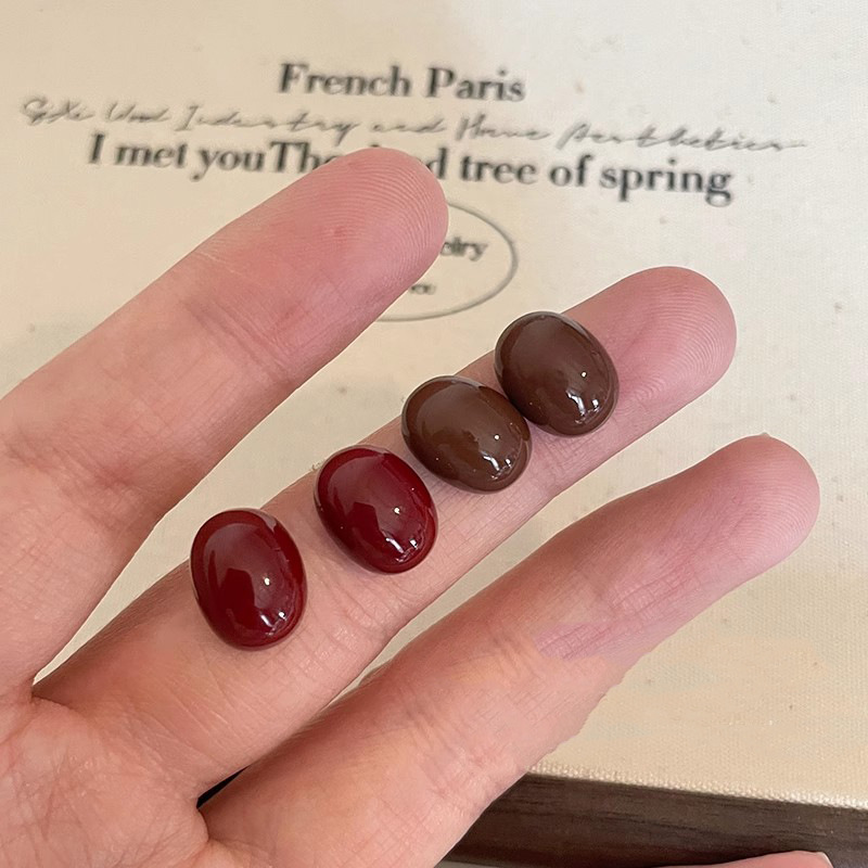 Retro Hong Kong-style wine red bean stud earrings for women, simple and unique round bead earrings, exquisite, fashionable and versatile silver needle earrings Application Scenario