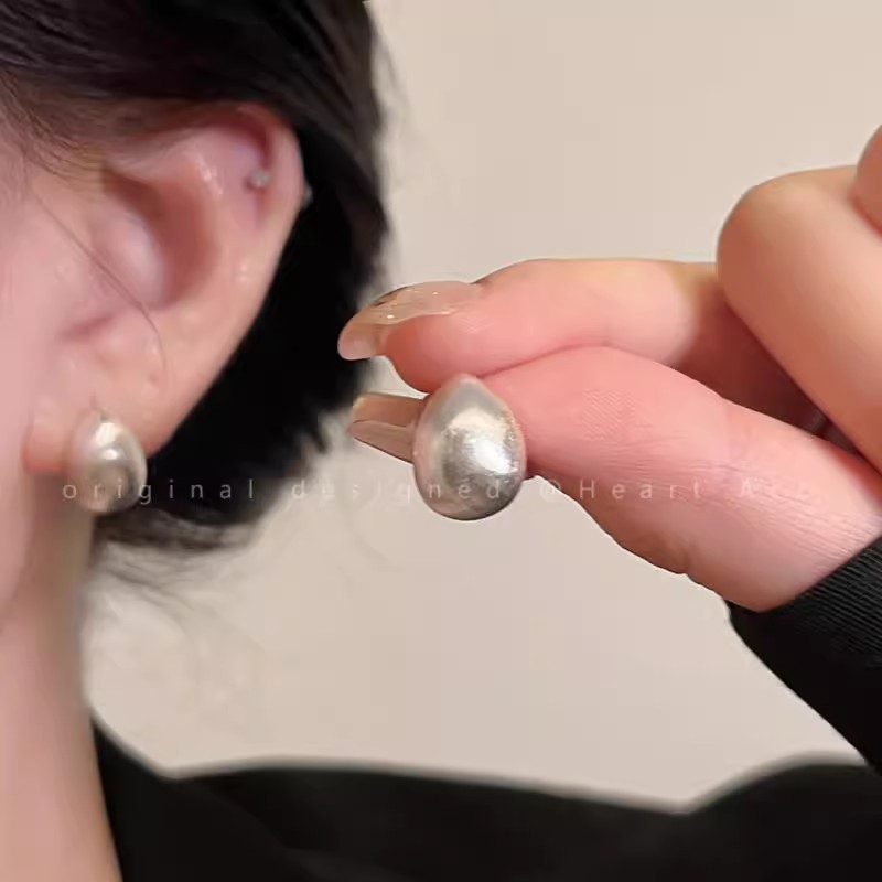 Teardrop-shaped matte brushed bean stud earrings, a niche design for women with a light luxury and high-end feel, are versatile and elegant earrings Specification drawing