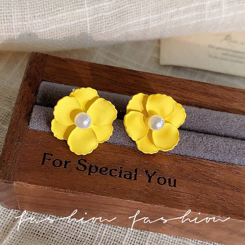 Yellow flower stud earrings for women, new summer 2025 versatile pearl earrings, vacation style, gentle forest-themed earrings Application Scenario