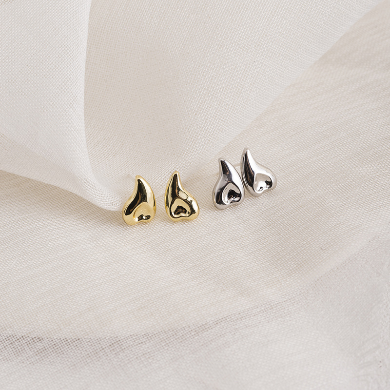 S925 Silver Needle Korean version New simple metal heart-shaped stud earrings, the same design as the trendy Instagram influencers, small stud earrings details Picture
