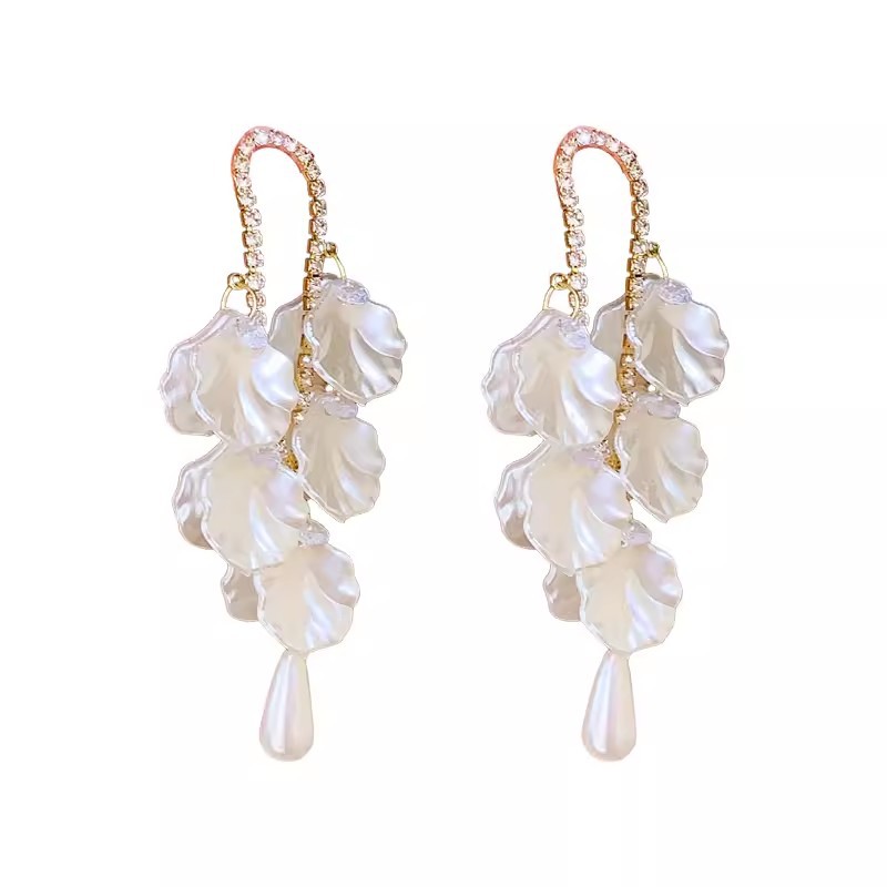 The exaggerated white flower earrings exude a sense of sophistication. The long tassel pearl earrings are elegant and unique. 2024 new style earrings for women Item Picture