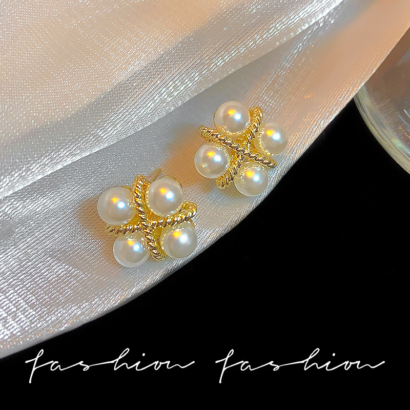 Cross-shaped niche design pearl stud earrings, French retro style, light luxury and high-end feel, simple earrings for women Specification drawing