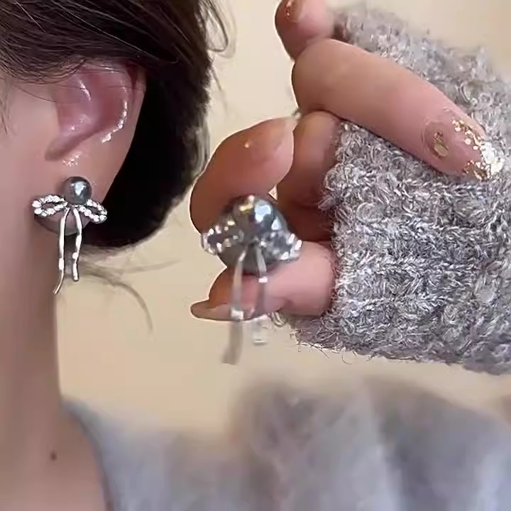 A pair of high-end, stylish, versatile and everyday earrings with a bow and pearl stud for women full figure