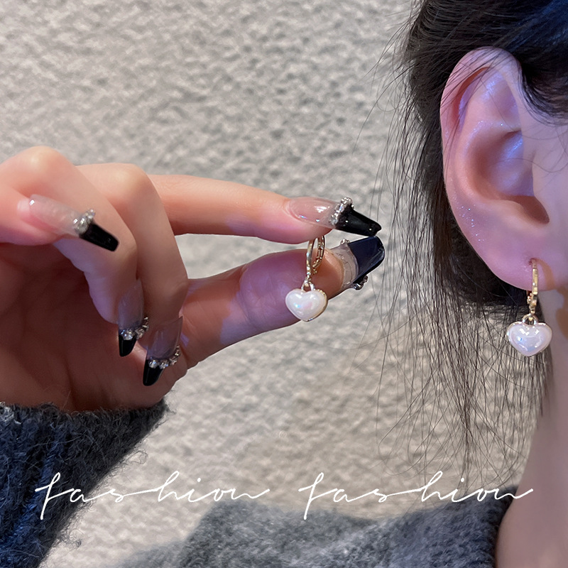 The heart-shaped and colorful pearl earrings for women, with a high-end and niche design, are fashionable, light luxury and retro style earrings Application Scenario