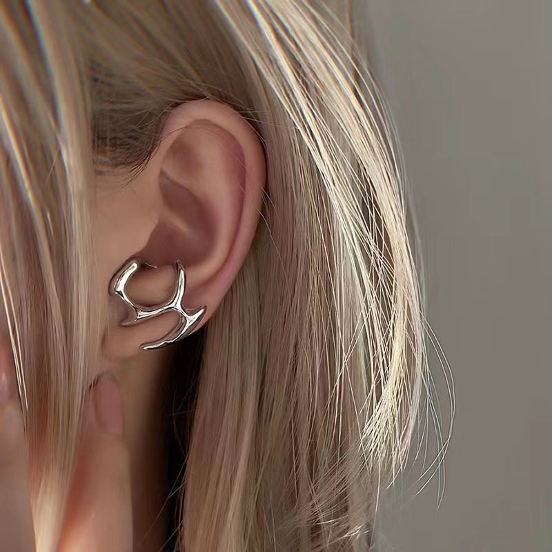 Irregular, high-end, hollowed-out stud earrings with a cold and feminine style, unique and niche metal earrings and earrings designed on Instagram full figure
