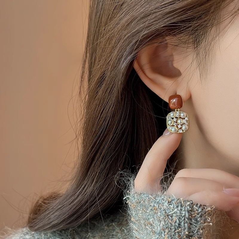 The popular Meirder-colored pearl and diamond-encrusted stud earrings exude a light luxury and high-end charm. They are elegant and fashionable autumn and winter women's earrings details Picture