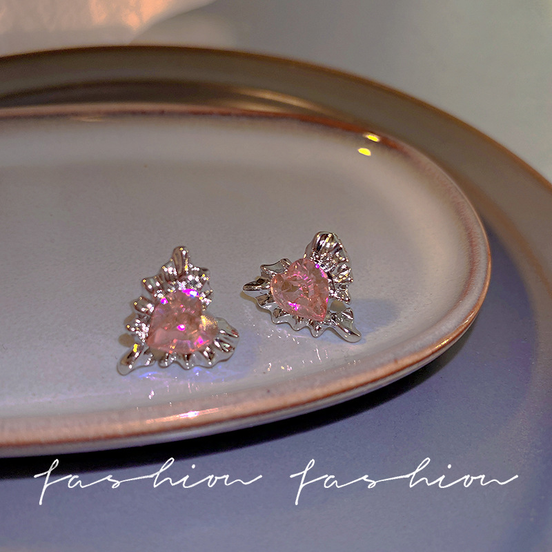 Liquid heart-shaped earrings with a niche design sense, elegant and trendy, light luxury stud earrings, trendy, sweet and cool, simple earrings, and a sense of sophistication for women Specification drawing