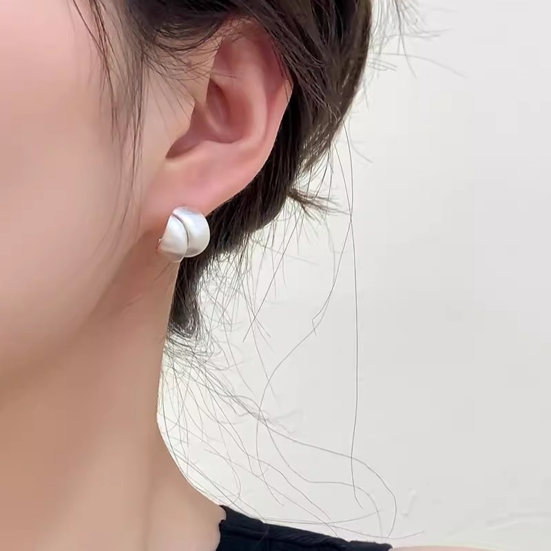 Silver brushed metal interlaced high-end earrings for women 2024, a light luxury and niche design earring accessory Specification drawing