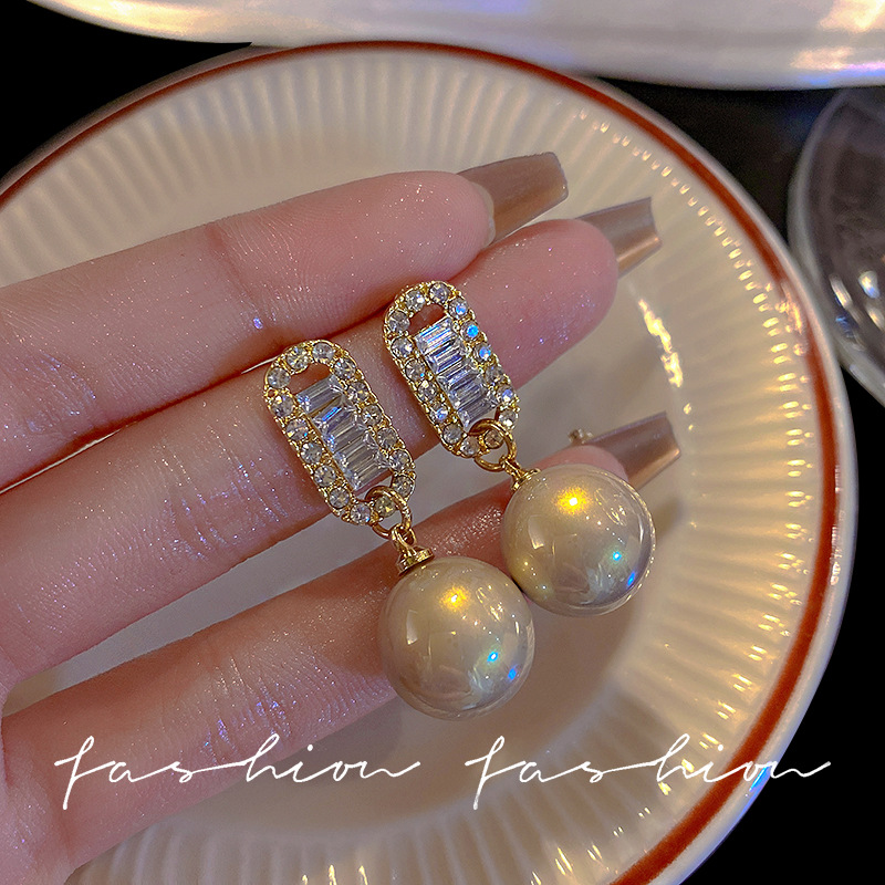 S925 Silver Needle French retro pearl diamond-encrusted versatile earrings, women's fashionable and elegant oval stud earrings, simple women's earrings full figure