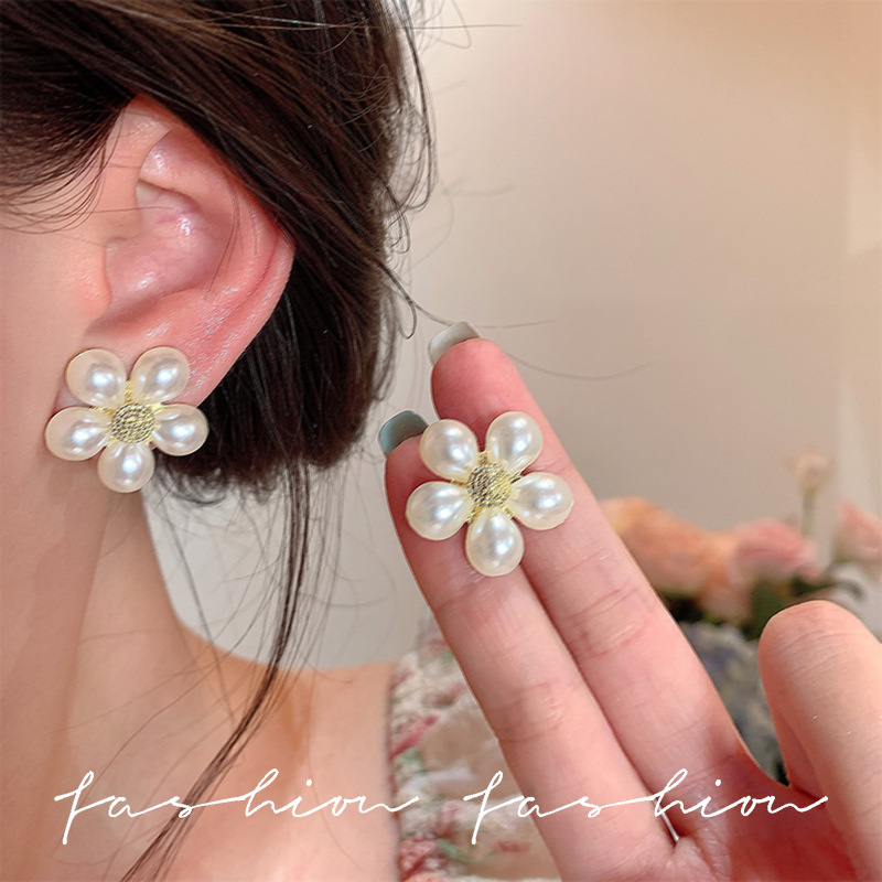 Fashionable flower pearl stud earrings for women, high-end and light luxury earrings, diamond-encrusted French new style, exquisite and elegant earring accessories full figure