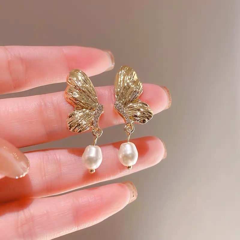 French-style micro-inlay butterfly wing pearl earrings, women's niche light luxury design, high-end ear studs, retro earrings wholesale full figure