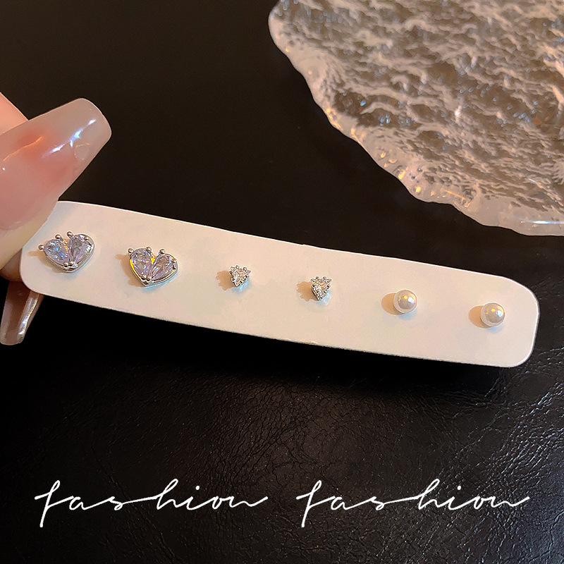 Heart-shaped ear studs for ear piercing, no need to remove. Sparkling Zircon cochlear ear bone studs, a unique, simple and high-end commuter ear accessory for women details Picture