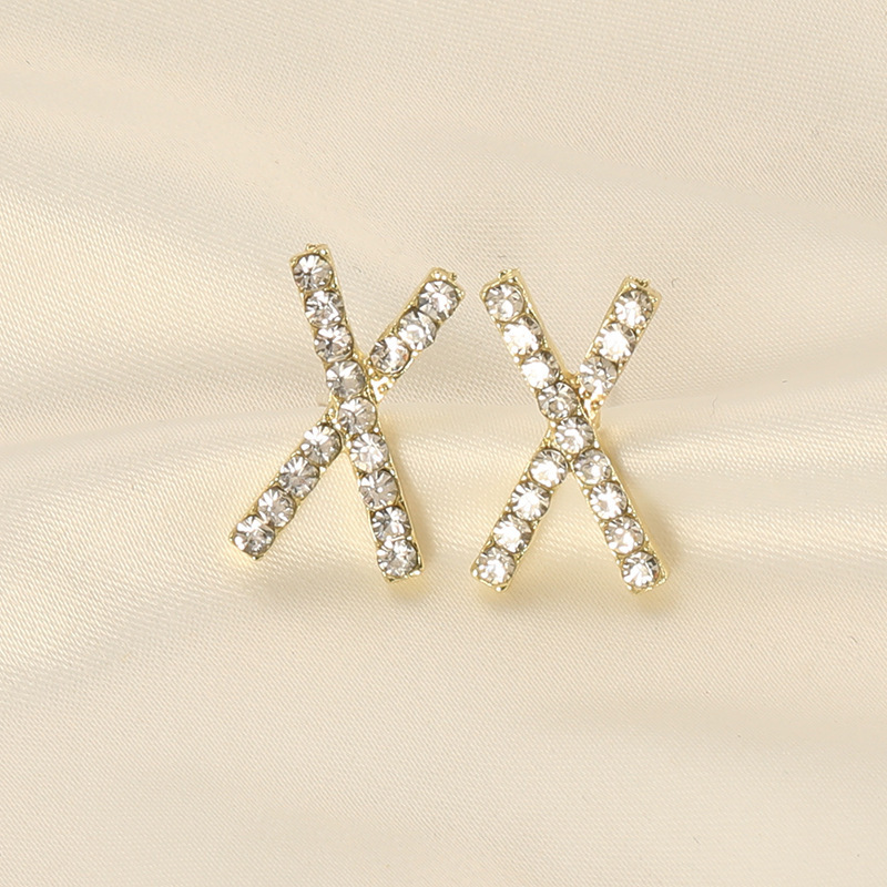 New Korean simple and versatile cross-shaped earrings with geometric diamonds and elegant and versatile stud earrings full figure