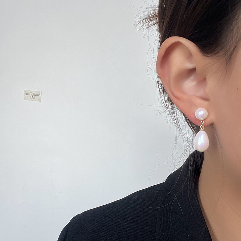 High-end design teardrop pearl earrings, new trendy Korean Internet celebrity style silver needle stud earrings for women Application Scenario