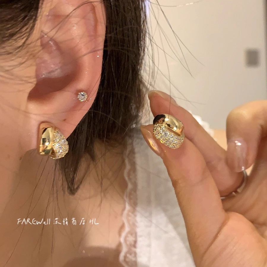 Xiaoxiang French stud earrings for women, light luxury and unique earrings, niche design sense, high-end feel, commuting style, exquisite earrings full figure