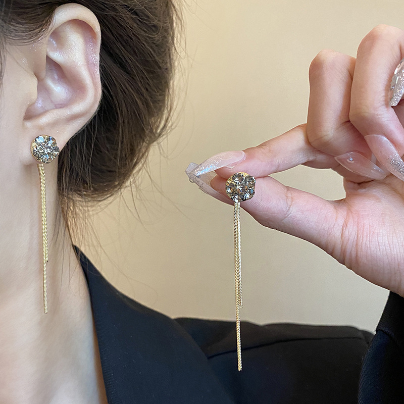High-end grey S925 silver needle stud tassel long cold style earrings 2023 New trendy light luxury earrings for women Application Scenario