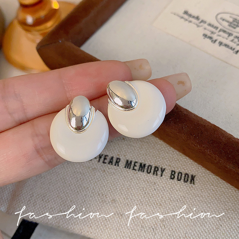 French retro white glazed earrings for women, simple and elegant, light luxury and high-end stud earrings, Korean style fashionable and versatile earrings full figure