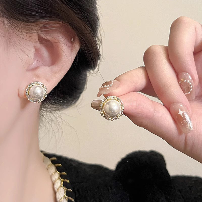 Retro French pearl micro-inlaid zircon stud earrings exude a feminine charm and a high-end look for a socialite. Round faces are slimming and versatile earrings details Picture