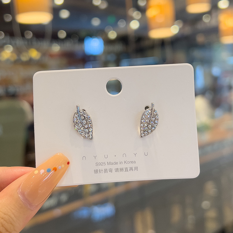 Personalized and simple tree leaf stud earrings with silver needles and slightly studded with diamonds, elegant and versatile earrings, a new trendy and niche earring that is popular among Internet celebrities Specification drawing