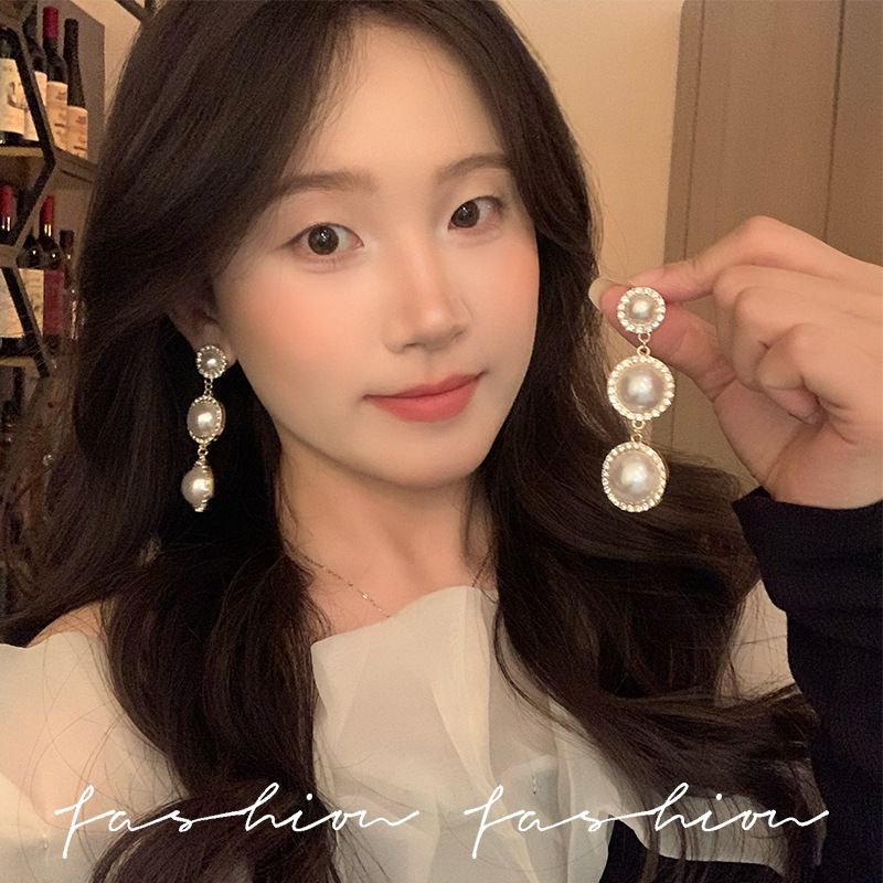 Exaggerated and grand pearl earrings for women, a new style in 2025, with a trendy and high-end feel. French and retro Hong Kong-style earrings are popular full figure