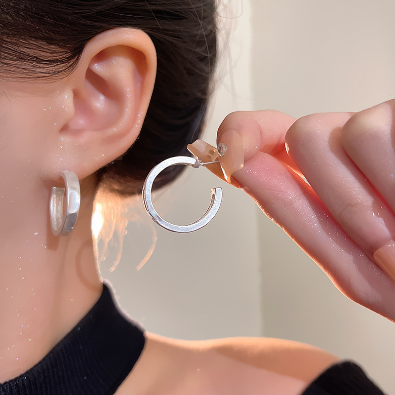The cold and frosted silver ring earrings and French plain ring stud earrings are suitable for women with round faces as best-selling earrings full figure
