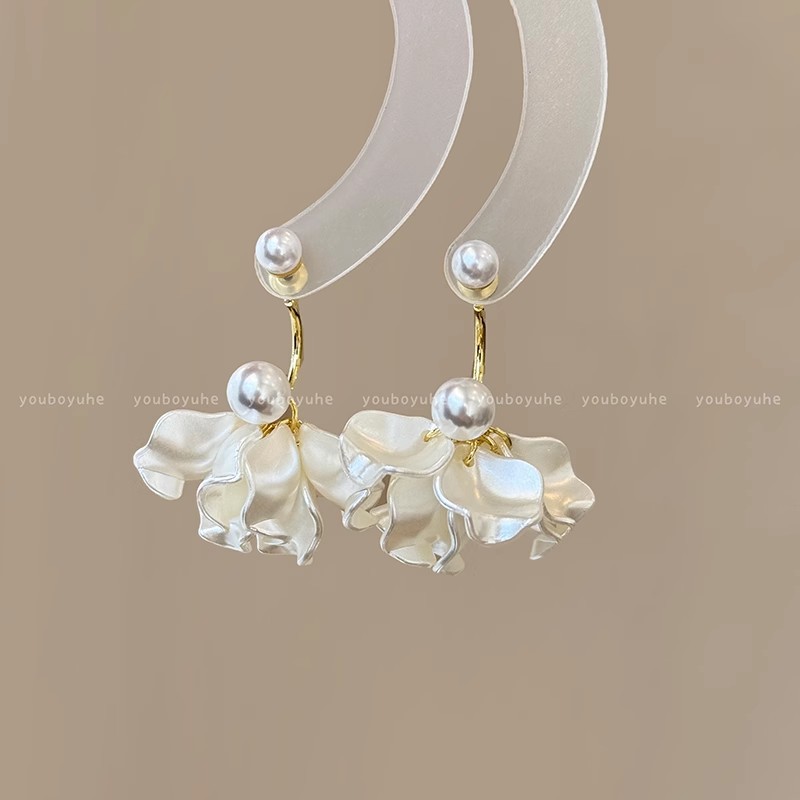 The super fairy pearl petal pendant earrings exude a light luxury and high-end charm for women. The exquisite stud earrings are versatile, elegant and stunning details Picture