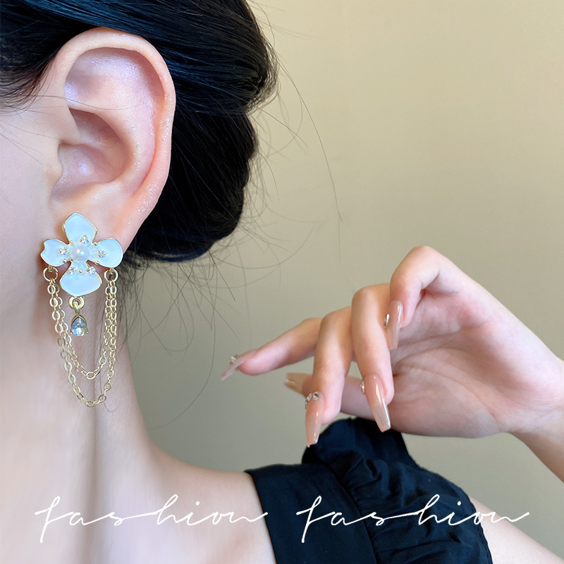 Silver needle diamond-encrusted pearl flower tassel earrings, niche, elegant and atmospheric earrings, fashionable, light luxury and high-end earrings Application Scenario