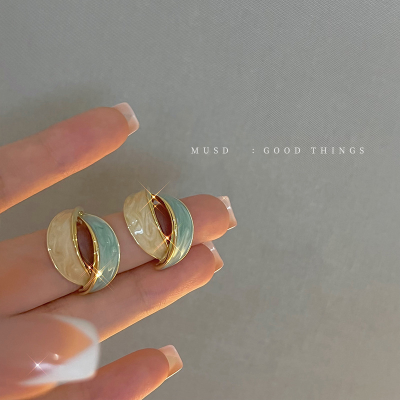 S925 Silver needle French retro earring style, color-block oil drip arc-shaped stud earrings, new trendy autumn and winter earrings for women full figure