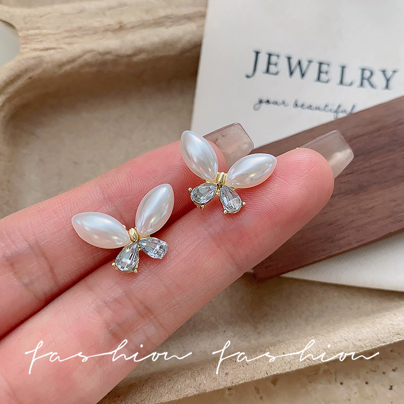 High-end French pearl zircon patchwork butterfly earrings for women, super ethereal, light luxury, simple and elegant commuting earrings full figure