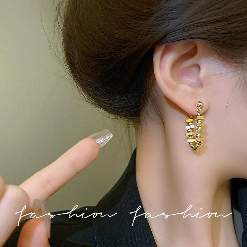 Korean-style triangular earrings with a unique design sense for women, chain earrings, cold style, simple and individual stud accessories details Picture