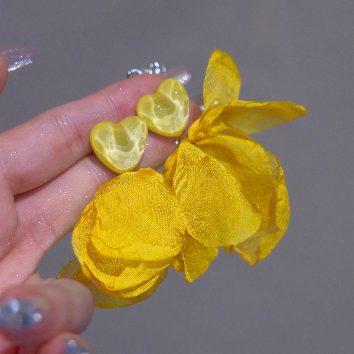 Seaside vacation style heart-shaped petal earrings, fairy-like, high-end and sweet stud earrings, round and square face slimming, elegant and stylish earrings Application Scenario