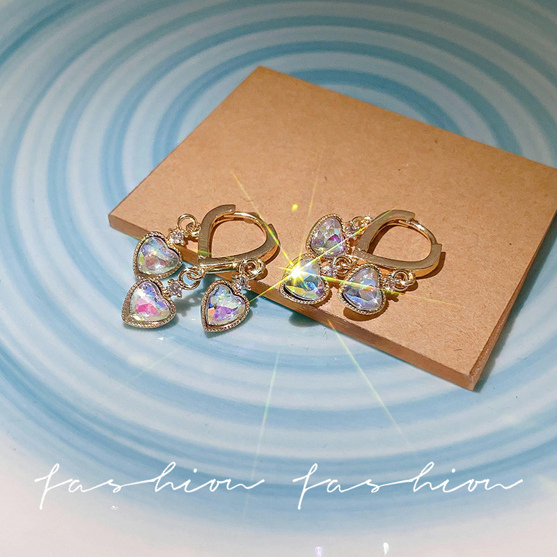 Korean light luxury diamond-encrusted heart-shaped earrings, a niche design for women with a sense of elegance and sophistication, are fashionable and versatile ear buckles full figure